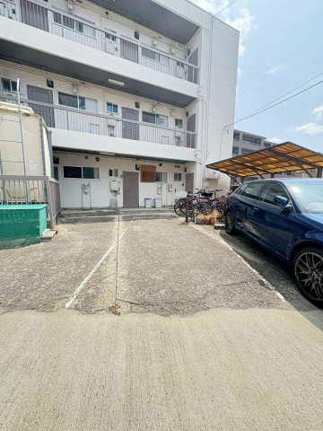 千里丘マンションの駐車場