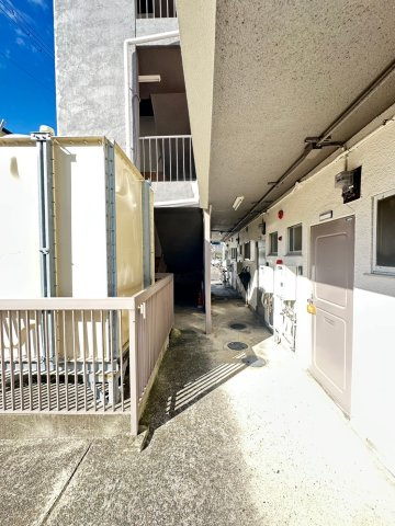 千里丘マンションのエントランス