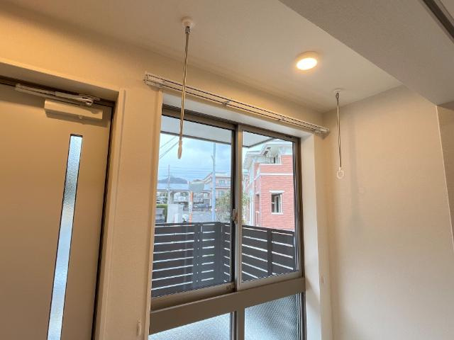 ＯＬＩＶＥⅡ（オリーブ）の玄関|室内物干し（イメージ）