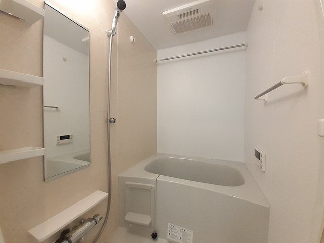 ロータス青山１の浴室