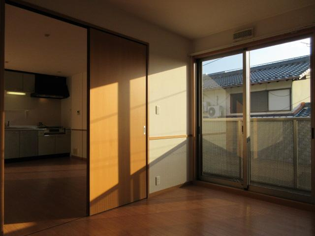 コーラルコート１号館の居間・リビング|洋室