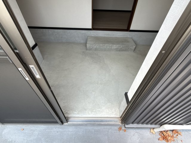 東新町ガレージハウスの玄関