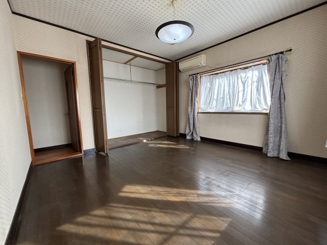栃木県下都賀郡野木町丸林 中古物件の洋室|広々とした洋室です