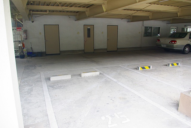 奈良モータープールの外観