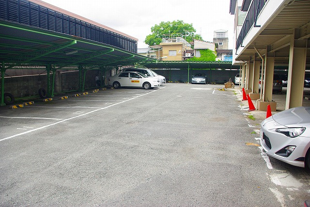 奈良モータープールの外観