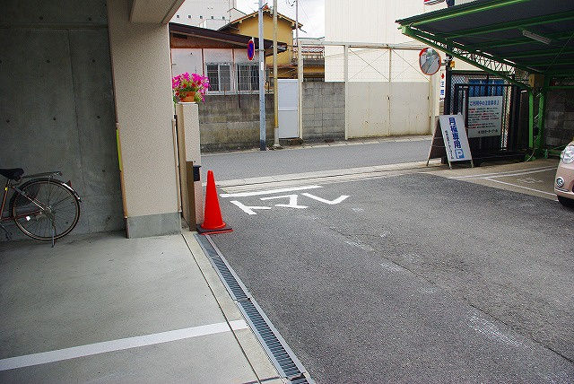 奈良モータープールの外観