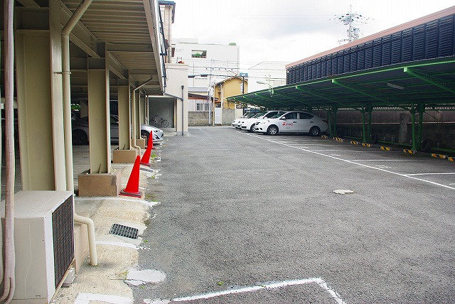 奈良モータープールの外観