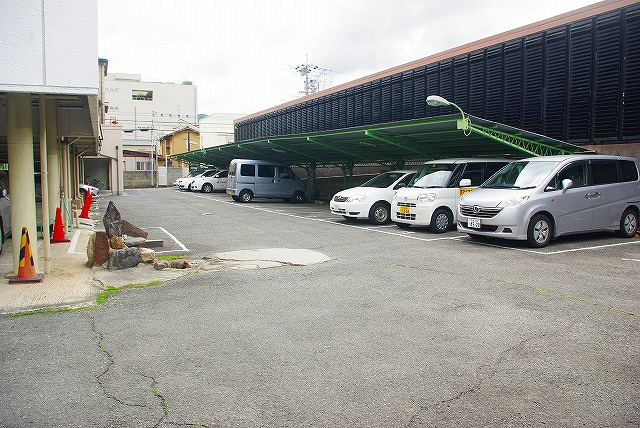 奈良モータープールの外観