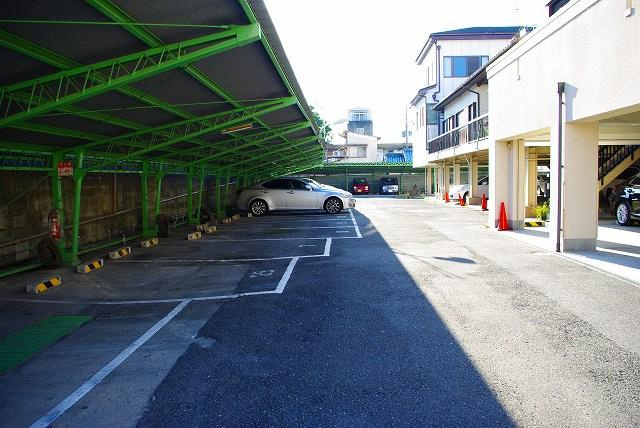 奈良モータープールの外観