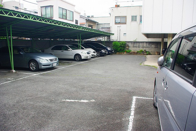 奈良モータープールの外観