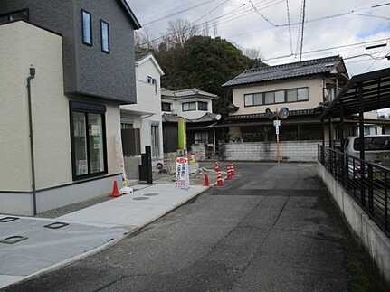 廿日市市深江2丁目　新築一戸建て(全2棟)の前面道路含む現地写真