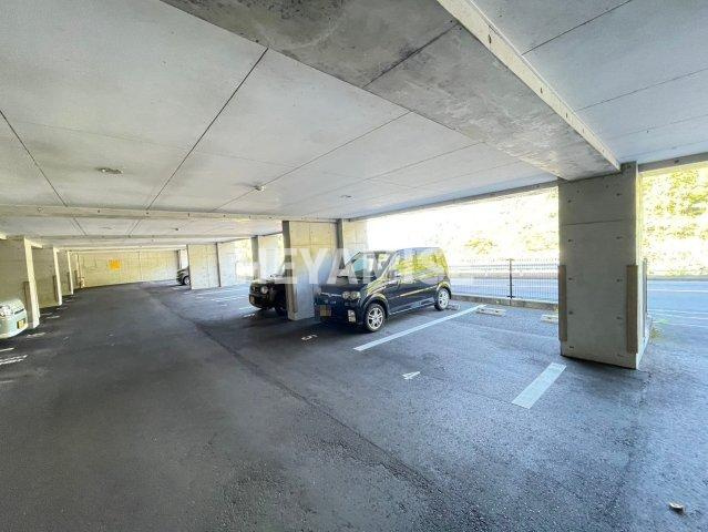 デ・クメール蛍茶屋東の駐車場