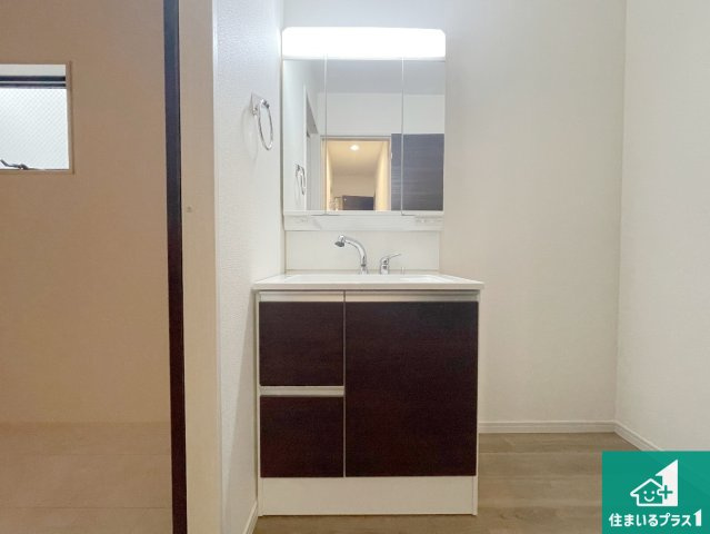枚方市池之宮　新築一戸建ての独立洗面台|清潔感のある洗面台です。フラットな鏡は掃除がしやすく毎日清潔！鏡裏には収納があるのでスッキリとした洗面台が保てます。
