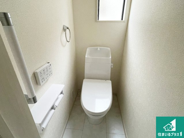 枚方市池之宮　新築一戸建てのトイレ|1・2階の2ヶ所にあるので、朝の忙しい時間の順番待ちもなく、深夜の利用にも大変便利です。