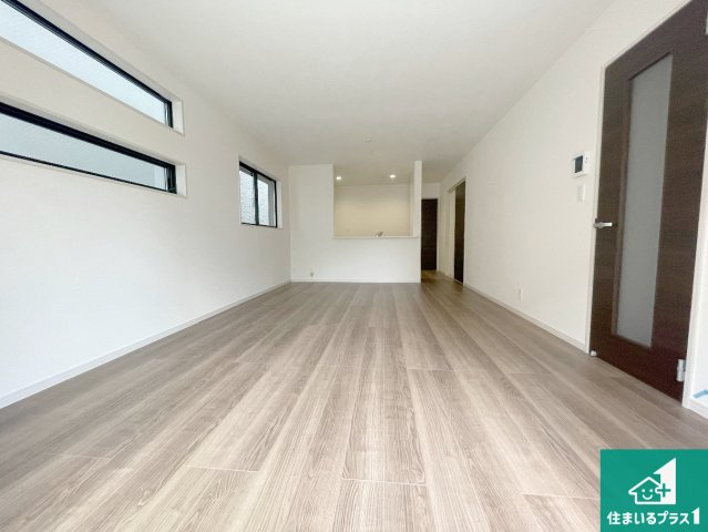 枚方市池之宮　新築一戸建ての居間・リビング|シンプルなリビングは、観葉植物等のインテリアを楽しめますね！パパ好みにも、ママ好みにも家具次第で雰囲気を変えることができます！