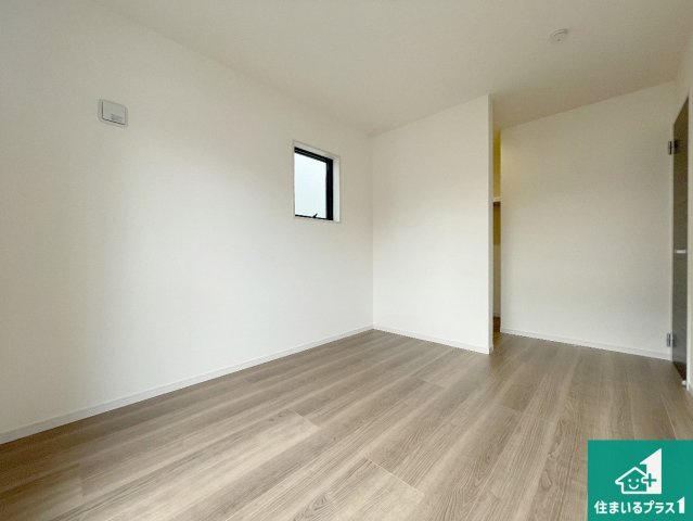 枚方市池之宮　新築一戸建ての洋室|シンプルな洋室は、自分好みのインテリアが楽しめます♪ご家族とインテリアや家具を選びに行くのは新築購入時の醍醐味の一つです。ぜひお楽しみください♪