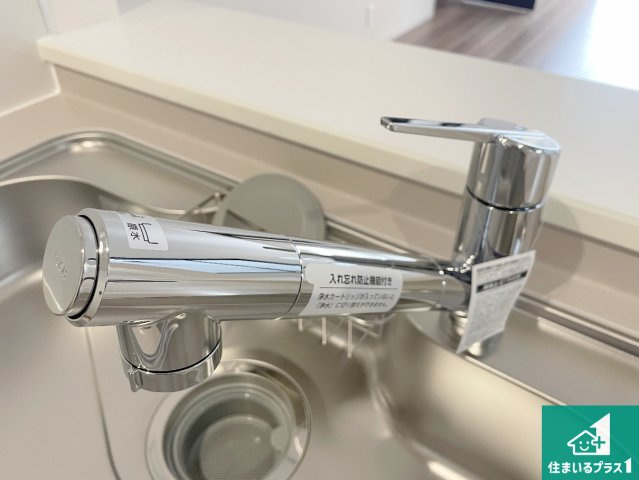 枚方市池之宮　新築一戸建ての設備|浄水器を内蔵！炊飯時、お茶を作る時に安心してお水を使えます！お湯と冷水、浄水と原水、シャワーの切替えもワンタッチです！