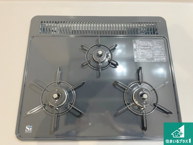 枚方市池之宮　新築一戸建ての設備|ダブル高火力Ｓｉセンサー付きコンロ！３口あるので、まとめて料理をする時も大活躍！