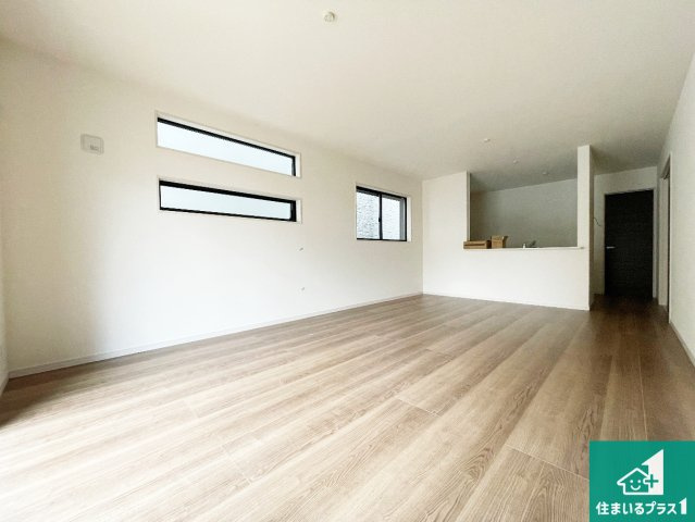 枚方市池之宮　新築一戸建ての居間・リビング|シンプルなリビングは、観葉植物等のインテリアを楽しめますね！パパ好みにも、ママ好みにも家具次第で雰囲気を変えることができます！