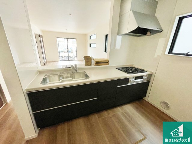 枚方市池之宮　新築一戸建てのキッチン|子供を見守りながらお料理が出来るため家族のコミュニケーションか増えます♪スペースが広く確保されている為お子様が大きくなったときは一緒に料理を楽しめます♪