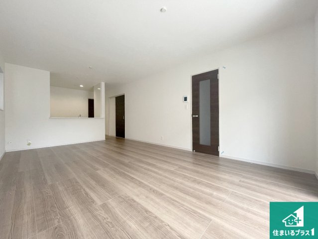 枚方市池之宮　新築一戸建ての居間・リビング|明るいリビングで朝の目覚めもスッキリできそう！対面キッチンでご家族のコミュニケーションも自然と増える設計！小さなお子様が遊ぶスペースを作っても広々とくつろげるLDK！