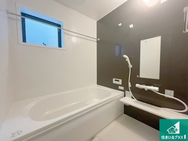 枚方市池之宮　新築一戸建ての浴室|足をゆったり伸ばして寛げる浴槽です。窓が設けられていますので差し込む光が明るく穏やかな雰囲気にしてくれます♪浴室乾燥機も設置しているので、雨の日の洗濯物も安心です♪