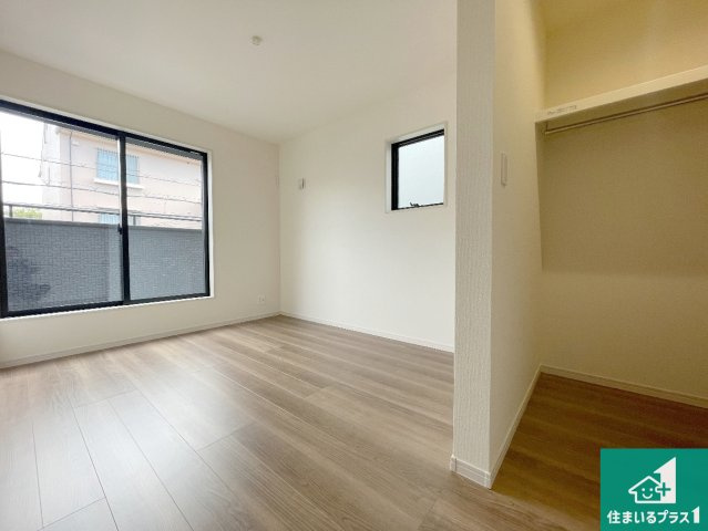 枚方市池之宮　新築一戸建ての洋室|ウォークインクローゼット付きで生活スペースもスッキリできます。各居室にも収納がありますので、お子様の衣類やおもちゃなどもしっかり収納できます。
