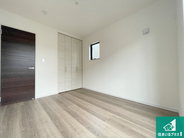 枚方市池之宮　新築一戸建ての洋室|収納スペースが充実しているので子供の成長に合わせてたくさん収納ができます！家族構成に合わせた様々な活用ができる収納！