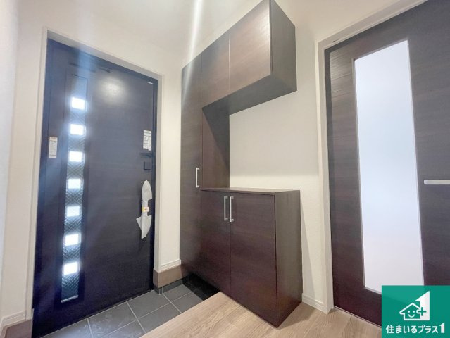 枚方市池之宮　新築一戸建ての玄関|シューズボックスにはたくさんの靴が収納できるので玄関周りはいつもスッキリ！ご家族が増えても安心！