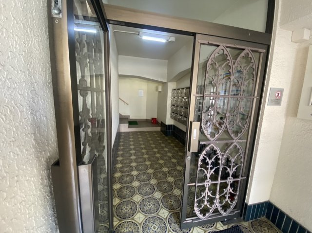 シャルマン植物園ハイツのエントランス