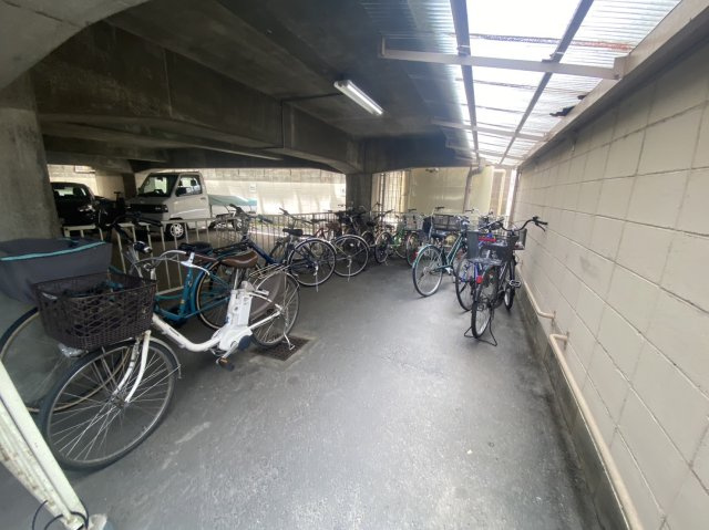 シャルマン植物園ハイツの駐輪場
