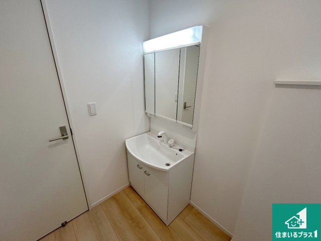 和歌山市布施屋　第5期　新築一戸建ての独立洗面台|清潔感のある洗面台です。フラットな鏡は掃除がしやすく毎日清潔！鏡裏には収納があるのでスッキリとした洗面台が保てます。