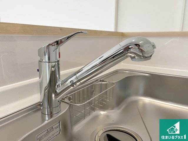 和歌山市布施屋　第5期　新築一戸建ての設備|蛇口の先端に浄水器を内蔵しています！原水と浄水、お湯と冷水、シャワーの切替えがワンタッチなので用途によって使い分けられます。