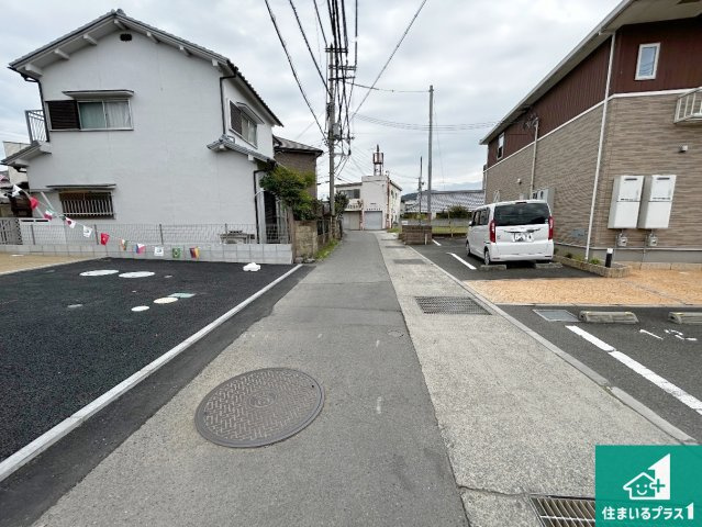 和歌山市布施屋　第5期　新築一戸建ての前面道路含む現地写真|周辺は閑静な住宅街！前面道路広々で車の出し入れも便利です。駐車が苦手な方でも安心して車庫入れできます！
