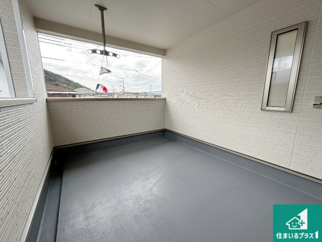 和歌山市布施屋　第5期　新築一戸建てのバルコニー|ワイドバルコニーは洗濯物を干すスペースが広いのでご家族が多くても安心！