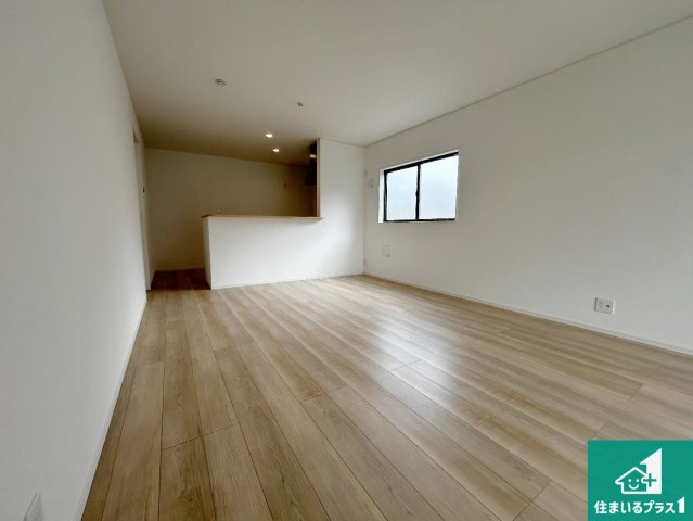 和歌山市布施屋　第5期　新築一戸建ての居間・リビング|シンプルなリビングは、ソファーを置いたり、観葉植物を置いたり、家具の配置やインテリアで住む人のこだわりを活かすゆとりある空間にしてください♪