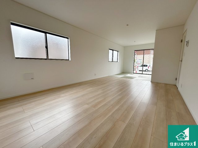 和歌山市布施屋　第5期　新築一戸建ての居間・リビング|太陽の光が差し込むとっても明るいリビング！思わず微笑みたくなる居心地の良さ。家族団らんの時間も増えそうなくつろぎのＬＤＫで、住む人のこだわりを活かすゆとりある空間♪