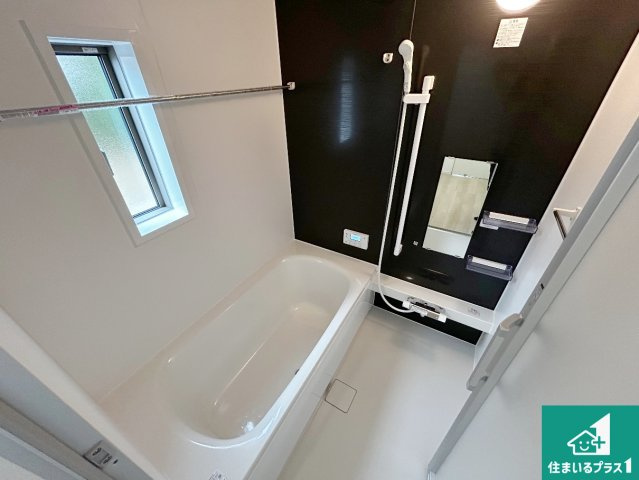 和歌山市布施屋　第5期　新築一戸建ての浴室|足をゆったり伸ばして一日の疲れを癒してくれる浴槽。窓は少し高めに設置することで、外部からの視線も気にならない設計にし、かつ差し込む光が明るく穏やかな雰囲気にしてくれます！