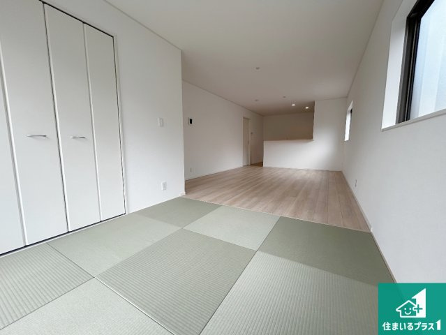 和歌山市布施屋　第5期　新築一戸建てのその他|LDKの横に配置された畳コーナー。お子様の遊び場や客間、食後のくつろぎスペースにも利用できる便利な空間です。リビングと合わせることで家族が集まる団欒スペースとして使えます。