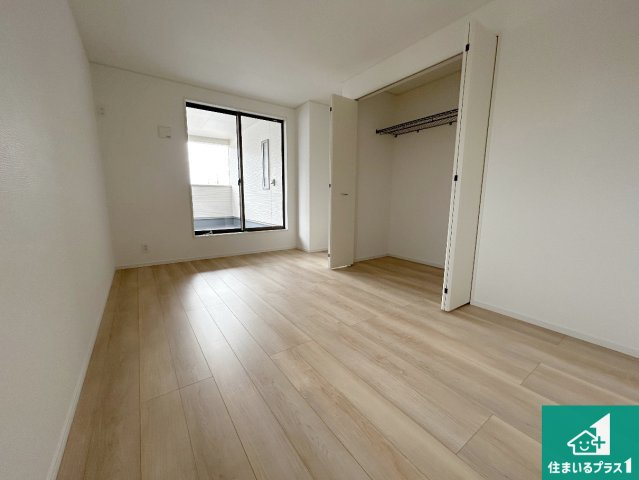 和歌山市布施屋　第5期　新築一戸建ての洋室|寝室は心地よい眠りについてもらいたくて、シンプルでかつ開放的な空間に！大きな窓から差し込む朝日が、すっきりとした目覚めをサポートします。