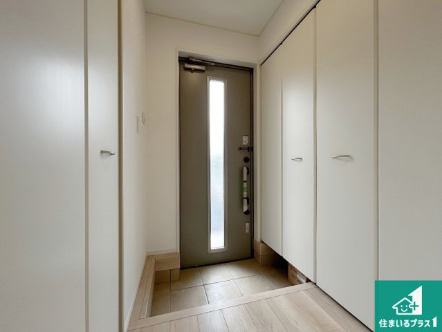 和歌山市布施屋　第5期　新築一戸建ての玄関|シューズクローゼットにはたくさんの靴が収納できるので玄関周りはいつもスッキリ！コの字型のスペースにはオシャレな小物を置くと玄関が華やかに♪