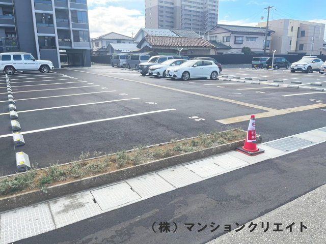 レーベン福井二の宮CROSS FRONTの駐車場