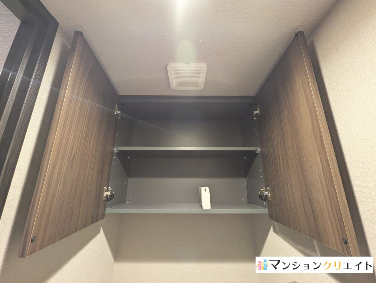 レーベン福井二の宮CROSS FRONTのトイレ|トイレ内の吊戸棚