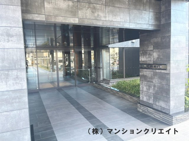 レーベン福井二の宮CROSS FRONTのエントランス