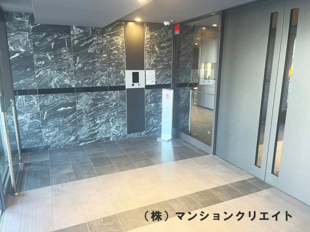 レーベン福井二の宮CROSS FRONTのエントランス|マンション裏手のこちらより、隣のゲンキーへ抜けられます。