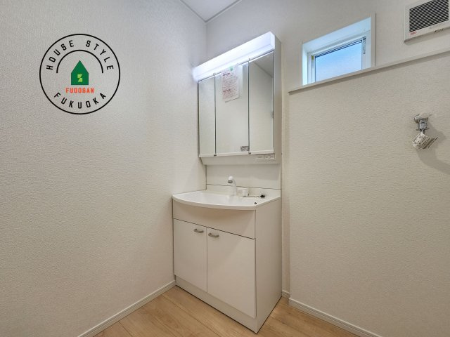 小郡市寺福童第12-2棟（2号棟）の独立洗面台|洗面所は小さなプライベートスペース。歯磨き、洗顔と毎日施す個人空間。