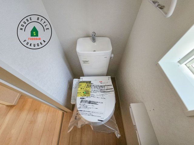 小郡市寺福童第12-2棟（2号棟）のトイレ|トイレ・ウォシュレット付。快適で衛生的な洗浄機能付温水シャワートイレです。収納や手すりもついてます。