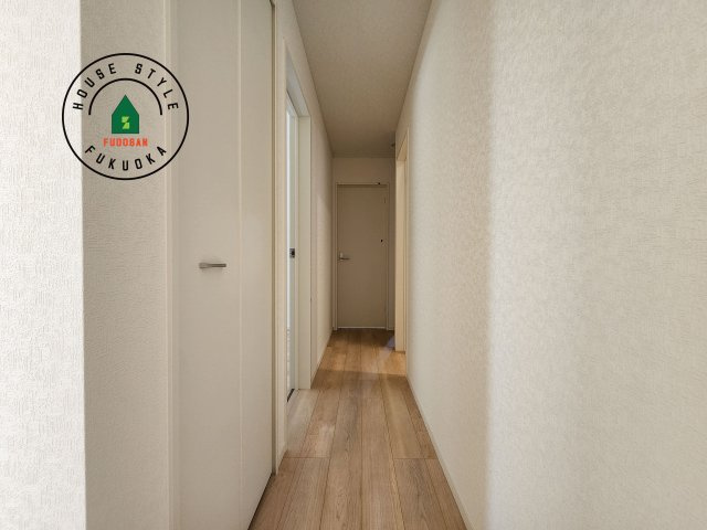 小郡市寺福童第12-2棟（2号棟）の内装|平屋はワンフロアしかないため、部屋と部屋の距離が近くなります。 生活音の緩衝材として廊下を活用するのがおすすめです。