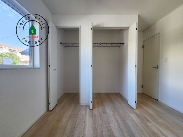 小郡市寺福童第12-2棟（2号棟）の収納|【WIC（ウォークインクローゼット）】 たくさんの洋服をかけてもシワになりにくいウォークインクローゼット。洋服以外にも、普段使わない家電やスーツケース、ストック品など何でも片付く嬉しい空間です。