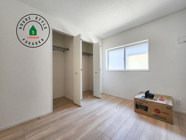 小郡市寺福童第12-2棟（2号棟）の洋室|各部屋収納を備えており過ごしやすいお家です！